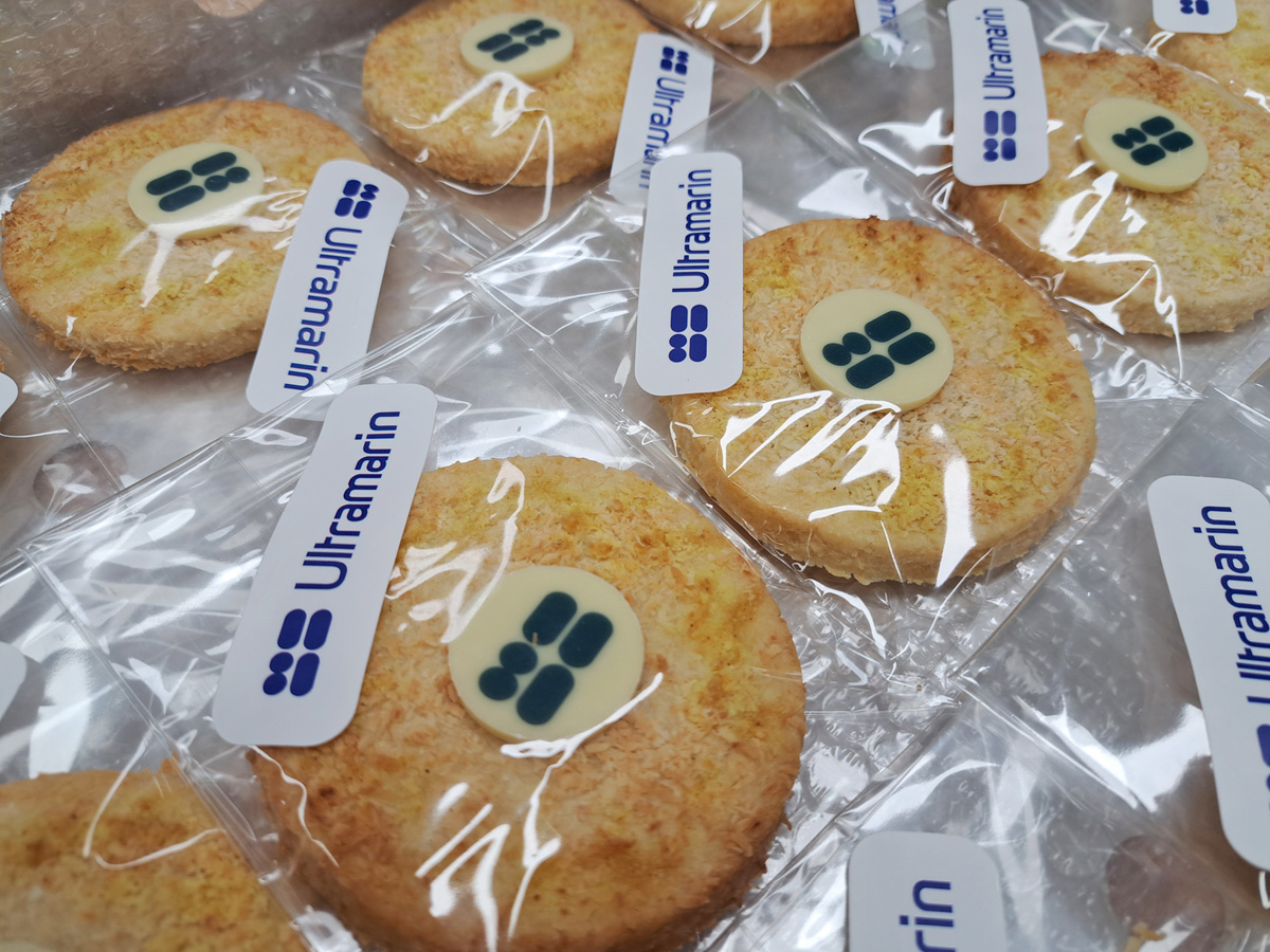 Großer Logokeks Utramarin Großer Logokeks Utramarin